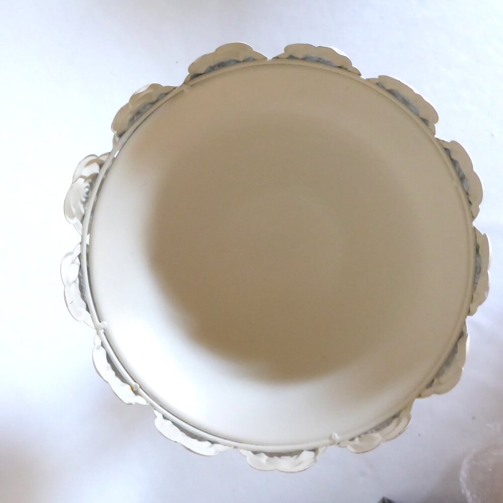 NEW 13” SHABBY CHIC CHIPPY WHITE METAL ROSE PEDESTAL CENTERPIECE BOWL URN - Picture 4 of 6